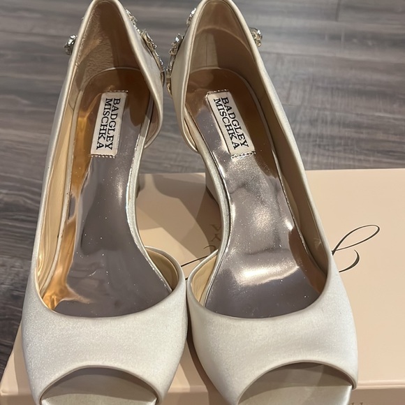 Stunning ornate Champagne Badgley Mischka on excellent condition. - Picture 4 of 6